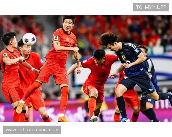 教练在训练课上强调定位球重要性，球员刻苦练习