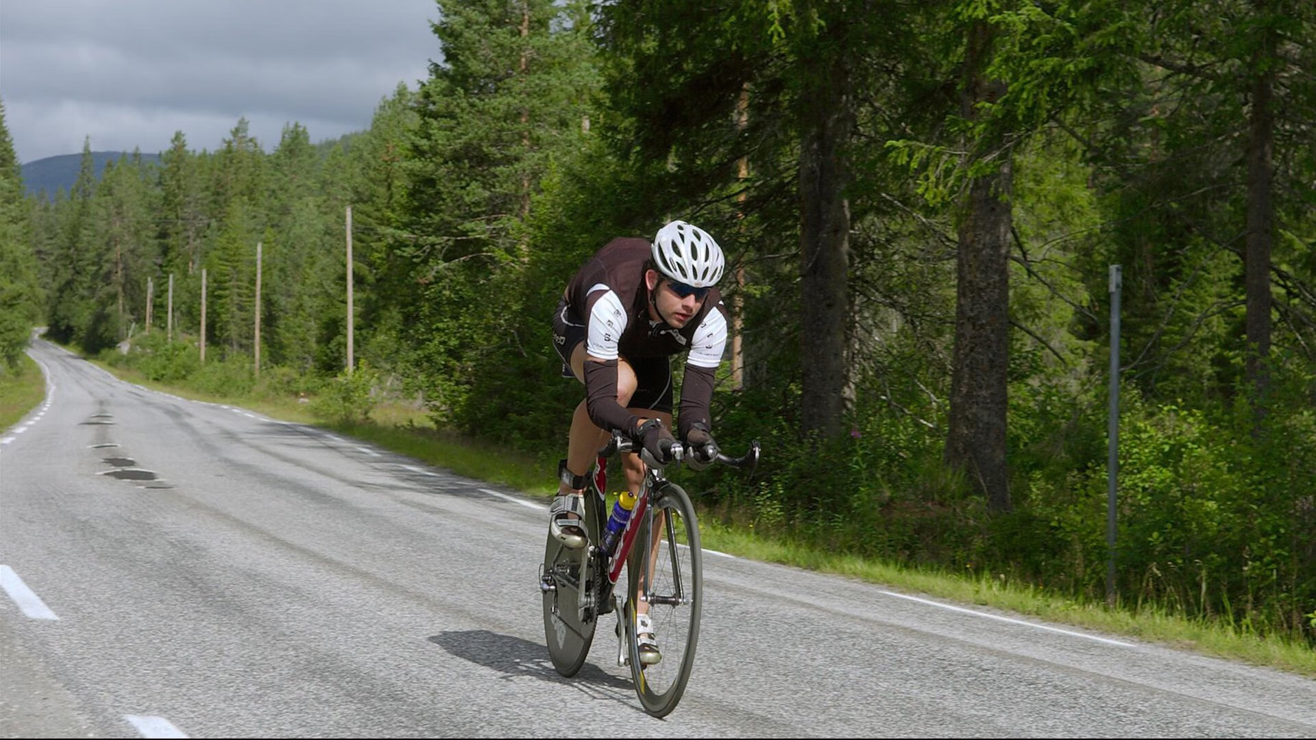 “美洲狮队在橄榄球冠军锦标赛展现强大韧性”